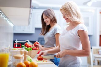 women preparing lunch1